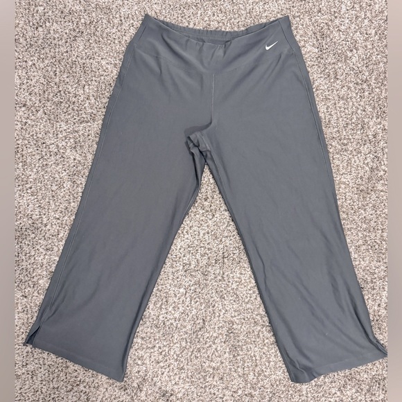 Women's Nike Dri-FIT Capri Pants Size M Gray - Picture 1 of 3